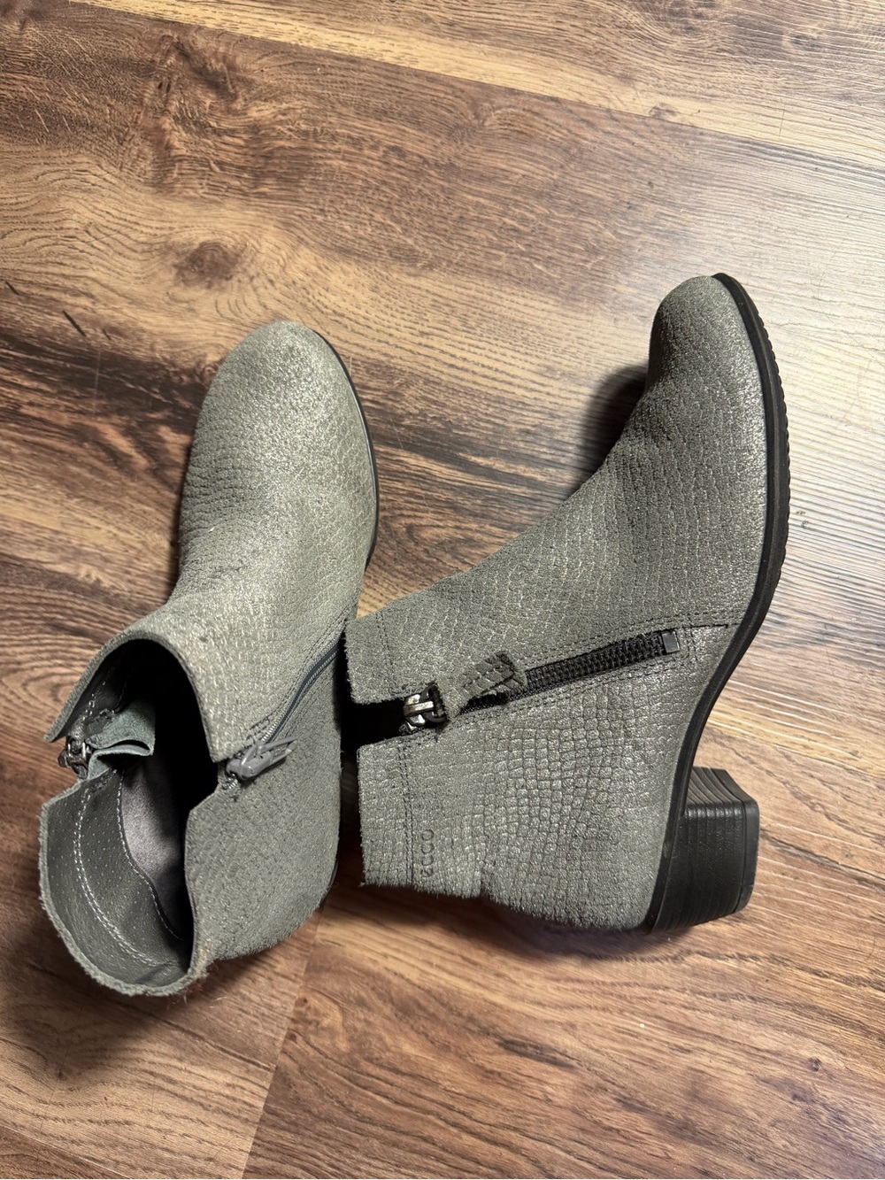 ECCO gray shimmery Snakeskin Embossed Leather Ankle Boots EU 36(6 us women’s)